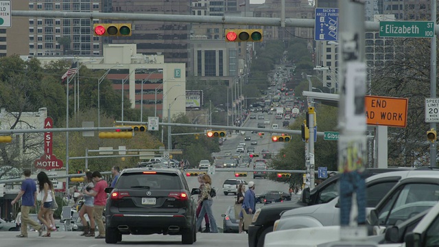 奥斯汀南国会大街繁忙十字路口的MS视频素材