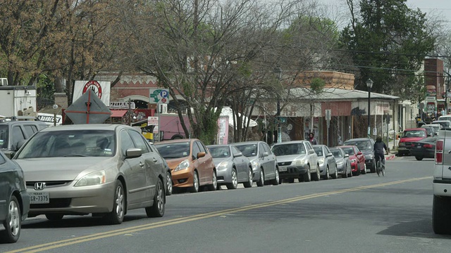 在奥斯汀东六区东六街行驶的汽车视频素材