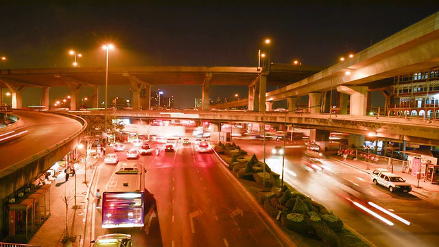 夜晚道路上的交通时间流逝视频素材