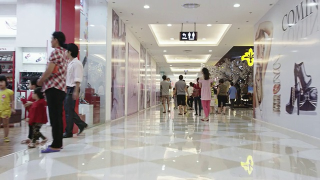 在Vincom Mega Mall Royal City地下购物中心视频素材