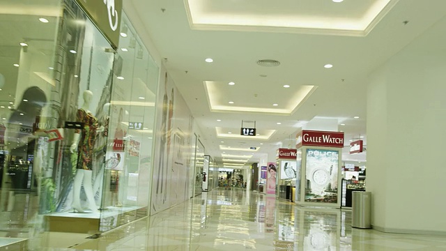 在Vincom Mega Mall Royal City地下购物中心视频素材