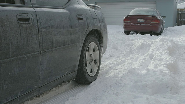 汽车在雪中驶出车道视频素材