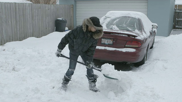 妇女们在车道上铲雪视频素材