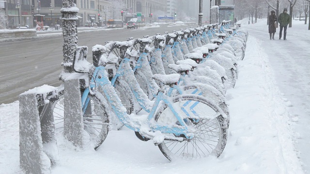 下雪天气下的WS自行车共享站视频素材