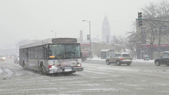 汽车在暴风雪中行驶在城市街道上视频素材