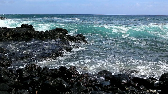 海浪冲向相机视频素材