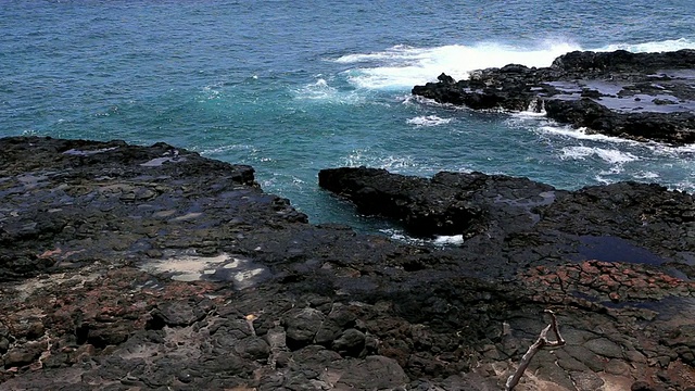 海浪和岩石组成的夏威夷视频素材