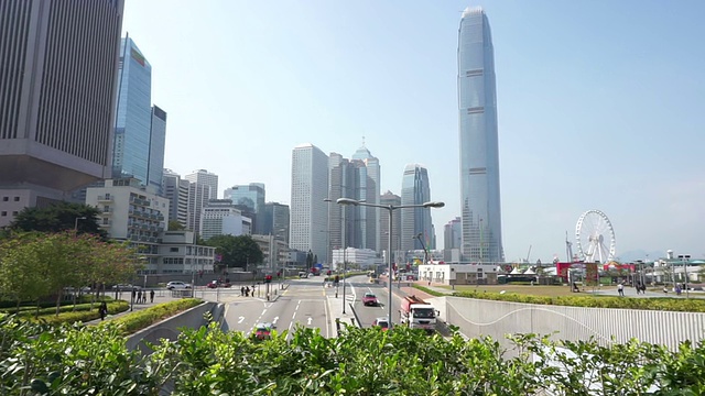 香港多车道高速公路和建筑物上的繁忙交通，实时显示。视频素材