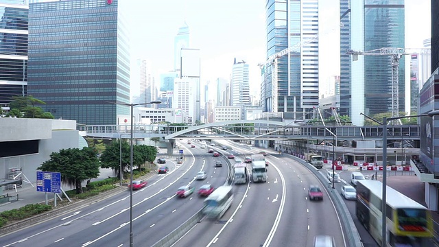 时间流逝，香港多车道高速公路和建筑物上的繁忙交通。视频素材