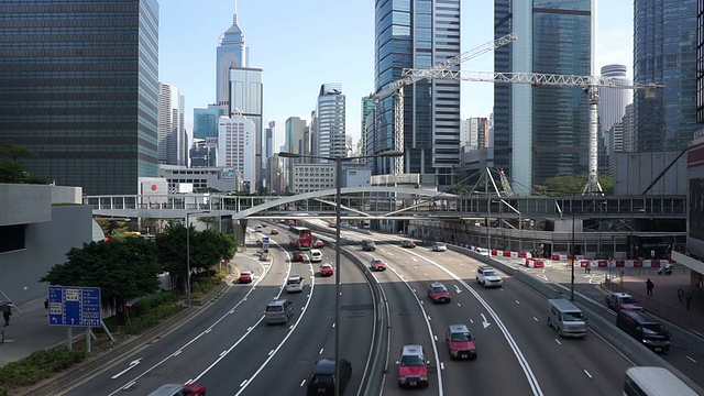 时间流逝，香港多车道高速公路和建筑物上的繁忙交通。视频素材