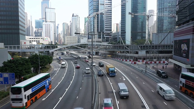 时间流逝，香港多车道高速公路和建筑物上的繁忙交通。视频素材