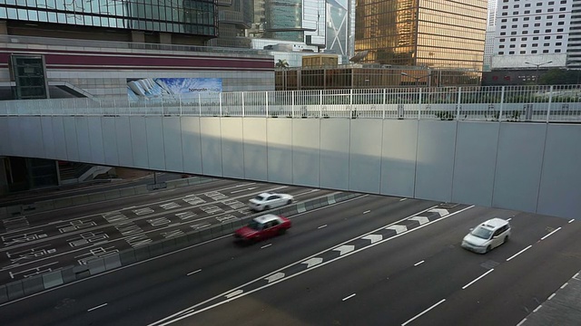 道路上交通繁忙，行人在人行桥上行走，时间流逝。视频素材