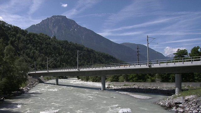 MGB冰川快车穿过河流Rhône就在布里格外视频素材