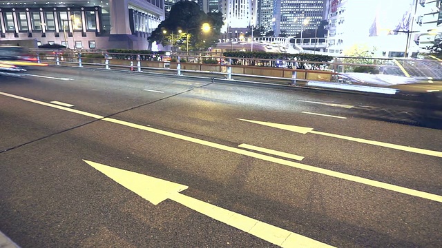 时间推移，香港夜间多车道公路及楼宇的繁忙交通。视频素材