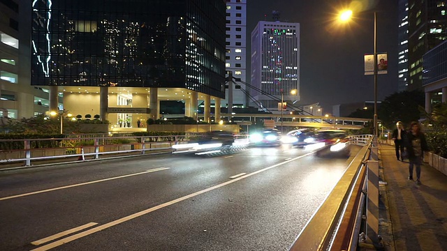 时间推移，香港夜间多车道公路及楼宇的繁忙交通。视频素材