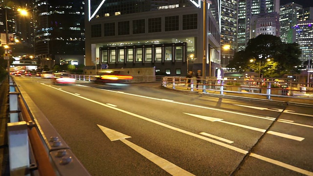 时间推移，香港夜间多车道公路及楼宇的繁忙交通。视频素材