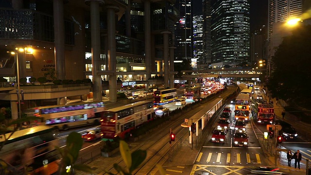 时间推移，香港夜间多车道公路及楼宇的繁忙交通。视频素材