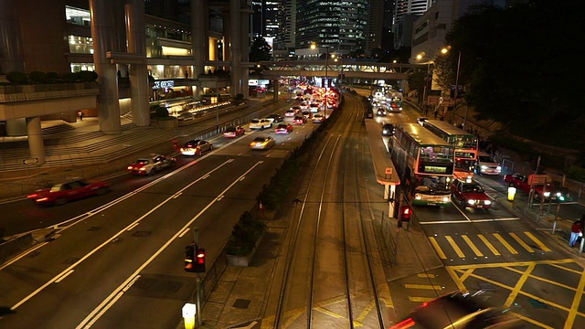 时间推移，香港夜间多车道公路及楼宇的繁忙交通。视频素材