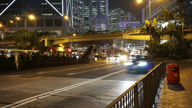 时间推移，香港夜间多车道公路及楼宇的繁忙交通。视频素材