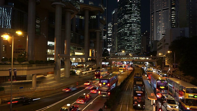 时间推移，香港夜间多车道公路及楼宇的繁忙交通。视频素材