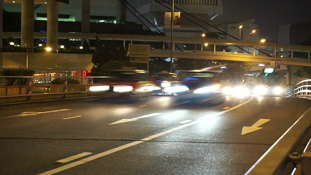 时间推移，香港夜间多车道公路及楼宇的繁忙交通。视频素材