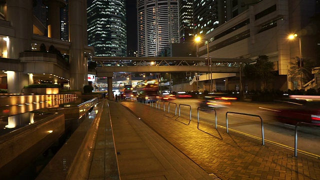 时间推移，香港夜间多车道公路及楼宇的繁忙交通。视频素材