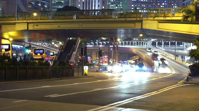 时间推移，香港夜间多车道公路及楼宇的繁忙交通。视频素材