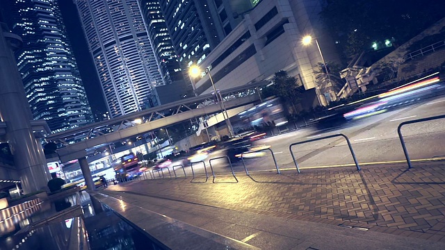 时间推移，香港夜间多车道公路及楼宇的繁忙交通。视频素材