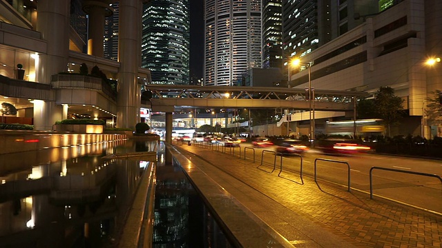 时间推移，香港夜间多车道公路及楼宇的繁忙交通。视频素材