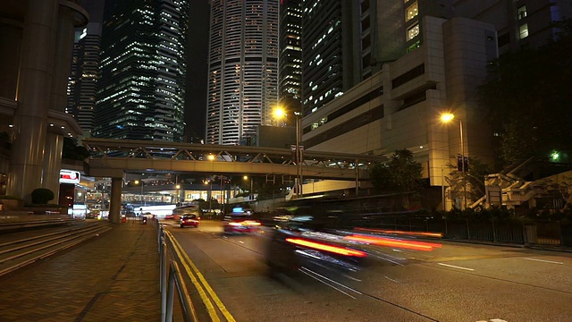 时间推移，香港夜间多车道公路及楼宇的繁忙交通。视频素材