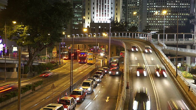 时间推移，香港夜间多车道公路及楼宇的繁忙交通。视频素材