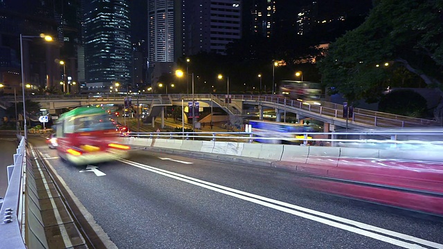 时间推移，香港夜间多车道公路及楼宇的繁忙交通。视频素材