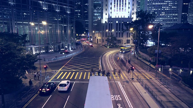 时间推移，香港夜间多车道公路及楼宇的繁忙交通。视频素材