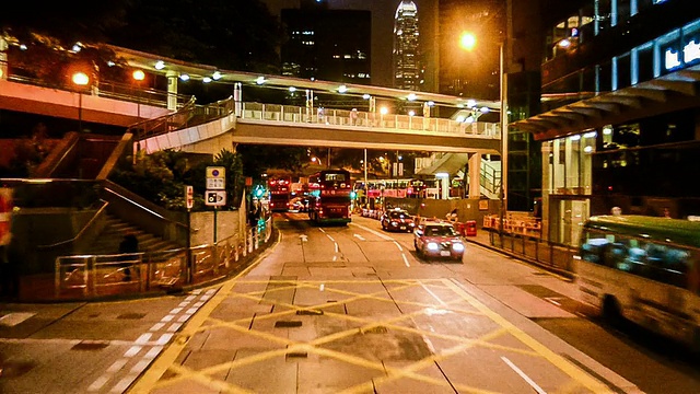 中国香港，2014年11月14日:在中国香港，夜间驾车穿过市中心视频素材