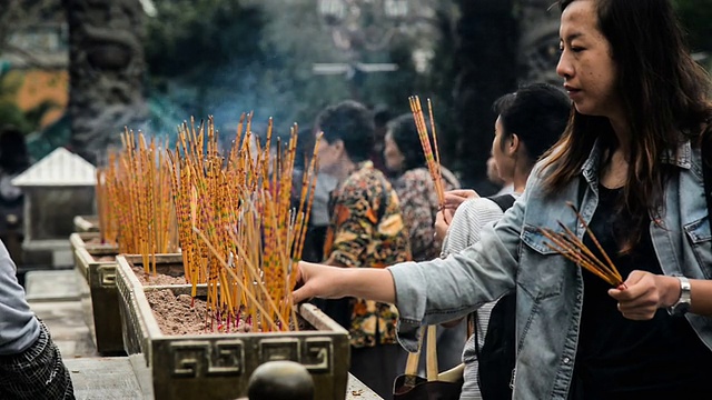 中国香港，2014年11月13日:中国香港，人们在著名的黄大仙祠祈求好运视频素材