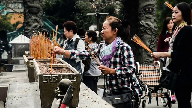 中国香港，2014年11月13日:中国香港，人们在著名的黄大仙祠祈求好运视频素材