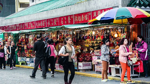 中国香港，2014年11月13日:中国香港，寺庙外的香贩子和顾客视频素材