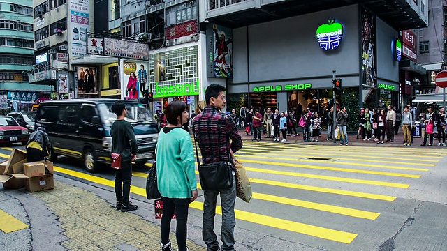 中国香港，2014年11月13日:中国香港市中心的交通和行人视频素材