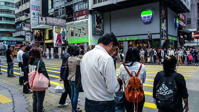 中国香港，2014年11月13日:中国香港市中心的交通和行人视频素材