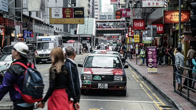 中国香港，2014年11月13日:中国香港市中心的交通和行人视频素材