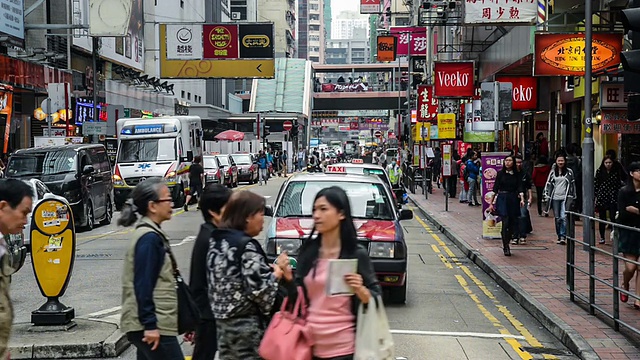 中国香港，2014年11月13日:中国香港九龙市中心的交通和行人视频素材