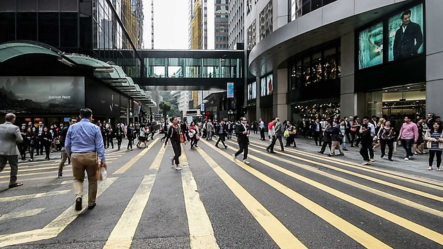 中国香港，2014年11月14日:中国香港市中心的交通和行人视频素材