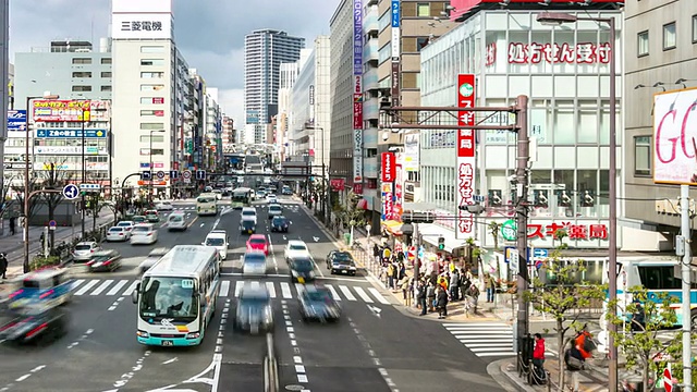 高清时间推移:大阪市中心梅田火车站的行人视频素材