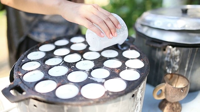 Khanom Krok -椰子布丁，泰国甜点视频素材