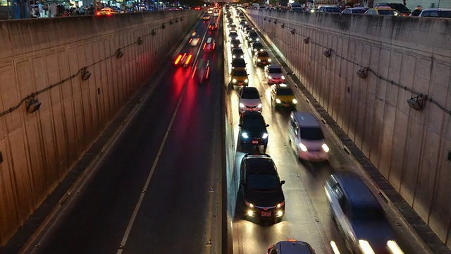 多级别城市交通高峰时间在夜间流逝视频素材