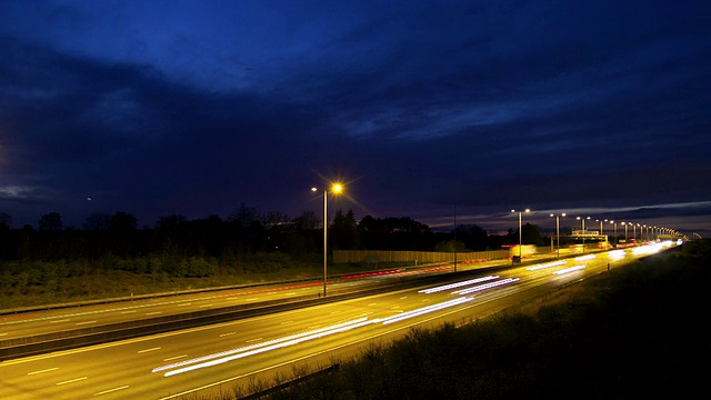 M1高速公路上从黄昏到夜晚的时间流逝视频素材