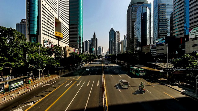 中国深圳，2014年11月20日:中国深圳市中心繁忙的交通状况视频素材