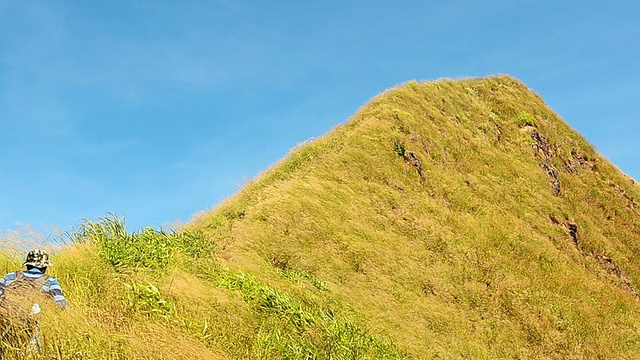 背包客爬上山顶视频素材