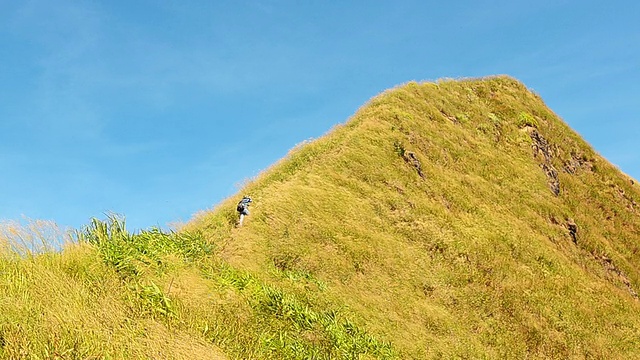 背包客爬上山顶视频素材