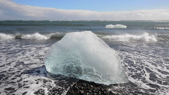 欧洲冰岛Jokulsarlon海滩上的冰视频下载